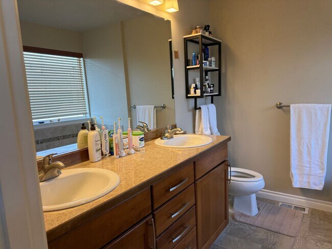 Building Photo - Lovingly Maintained East Anchorage Home wi...