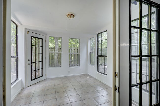 Building Photo - 121 Holland Park Cir