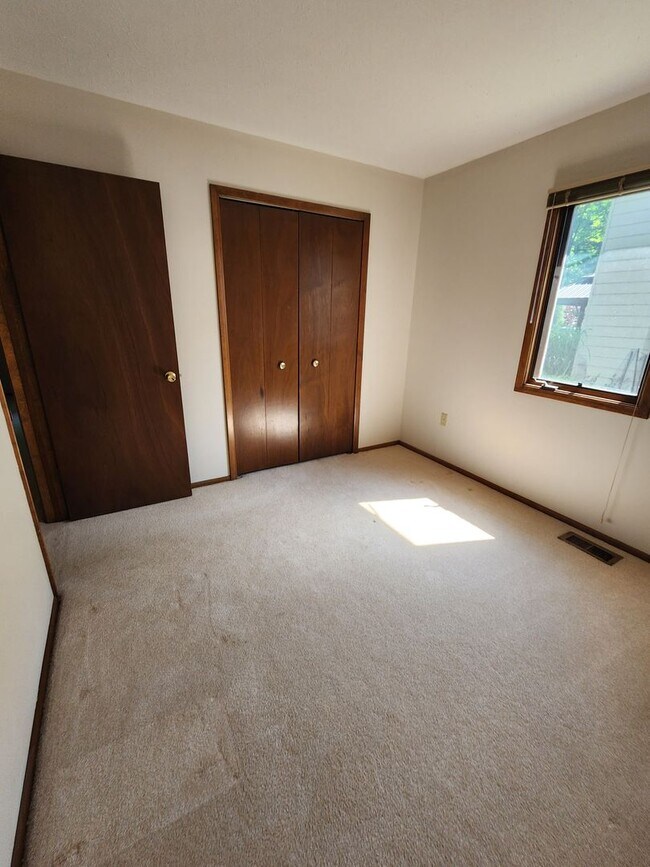 Building Photo - Spacious 3 Bedroom 3 Bathroom Home For Ren...