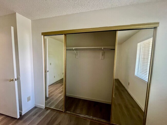 Building Photo - 1 bed 1 bath condo w/ in unit laundry