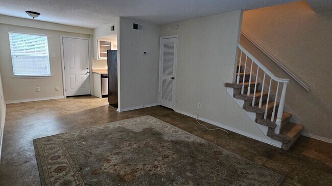 Building Photo - 1 bed 1 bath townhome in the Heart of Spring Hill