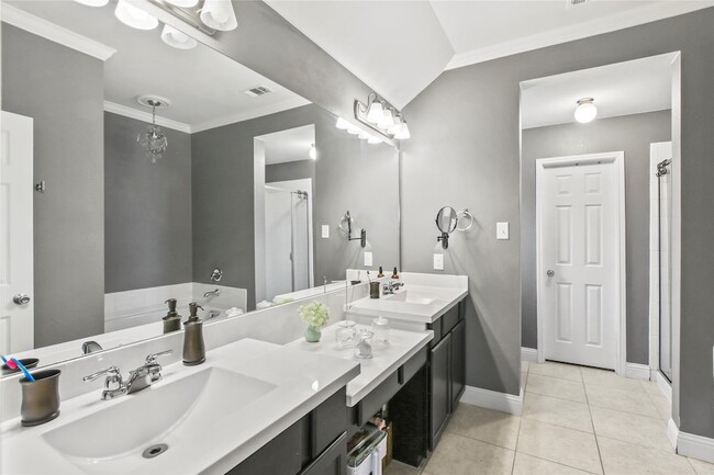 Building Photo - 913 Freesia Dr