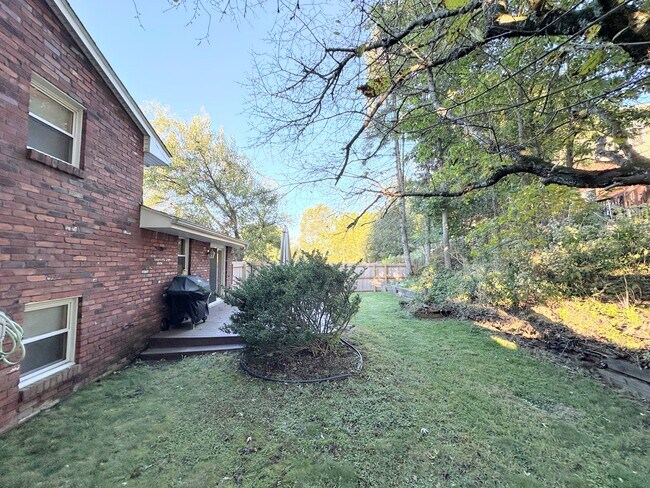 Building Photo - 238 Mohican Ave