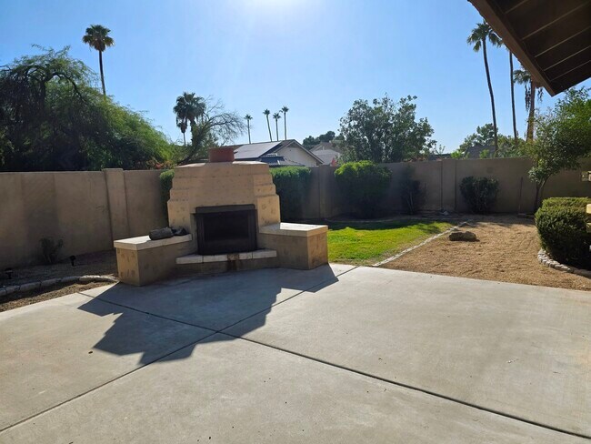 Building Photo - 1827 E Manhatton Dr