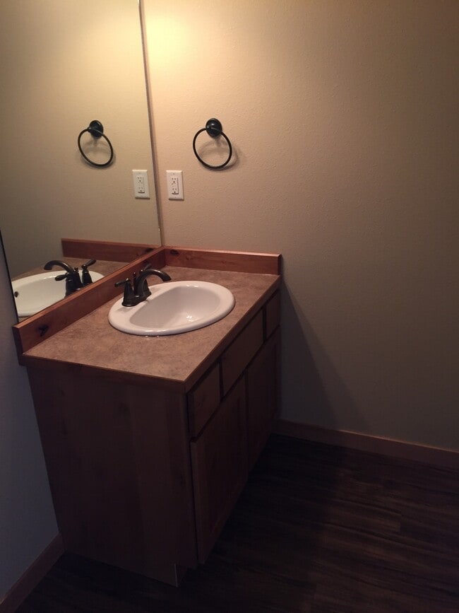 Building Photo - 3 Bedroom 2 1/2 Bathroom Townhouse