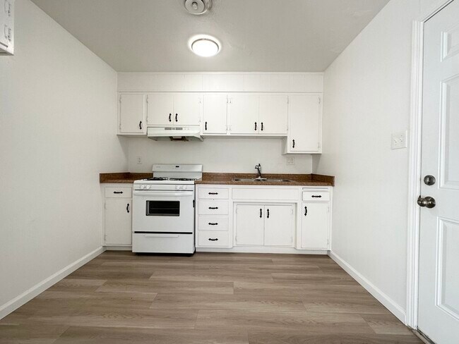 Building Photo - Charming 2 bedroom and 1 bath Duplex in Sacramento