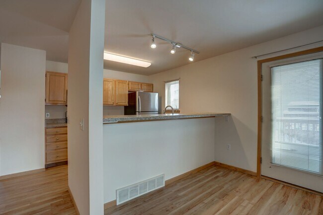 Building Photo - 6101-6103