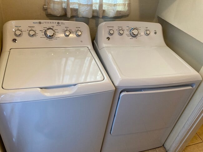 Quality 2 year old Washer & Dryer - 4454 Laurelgrove Ave