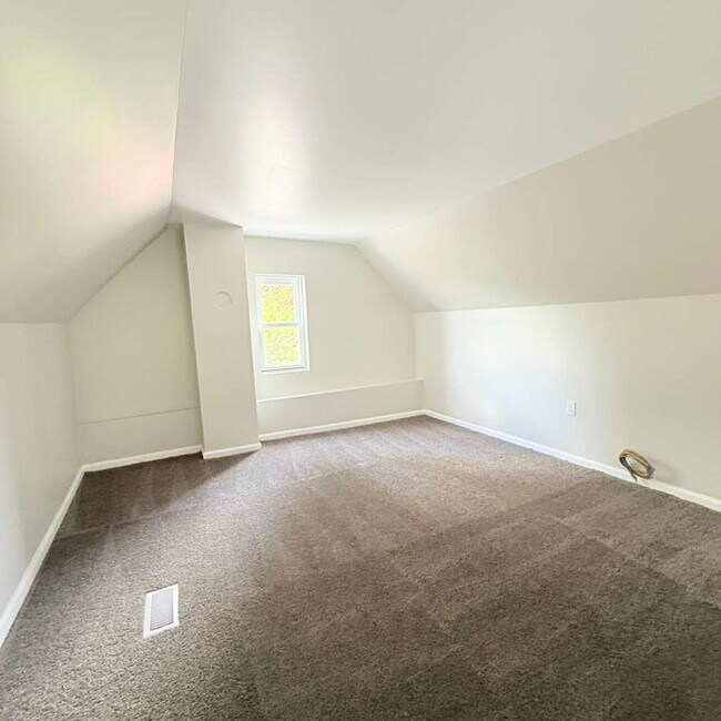 Building Photo - 2021 Hampton Ave