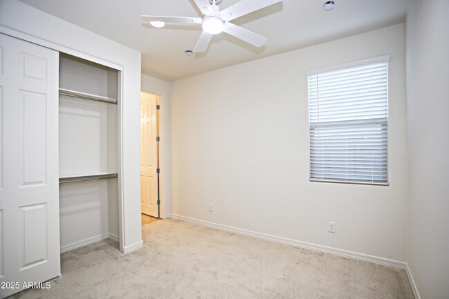 Building Photo - 879 W Finch Dr