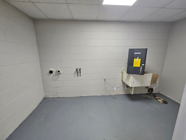 Building Photo - NEW LISTING!!!!!
