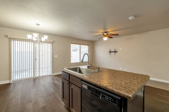 Building Photo - Amazing 2 Bed - 2.5 Bath Townhome in West Haven! Available NOW!