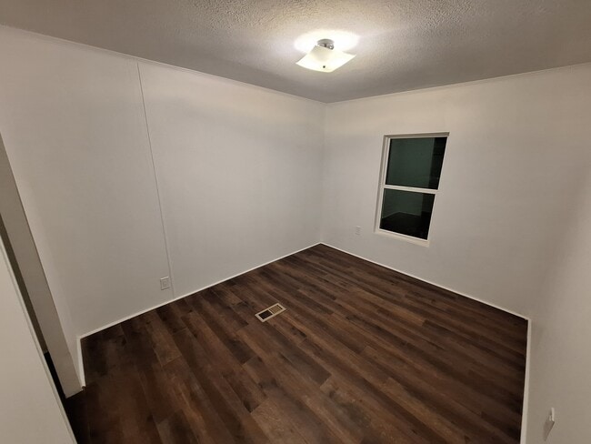 Building Photo - 836 W 11th St