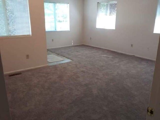 Building Photo - 3 bedroom 2 bath home close to downtown