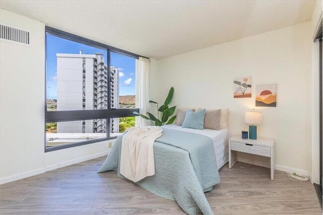 Building Photo - One bedroom one bath in Highly Desirable Building