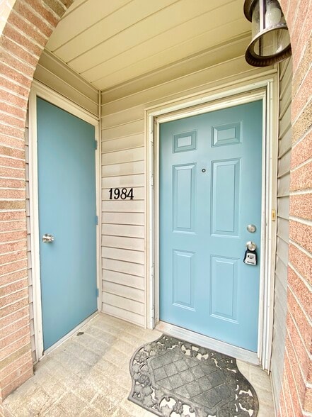 Front with Extra Storage Room - 1984 Cricklewood Cv