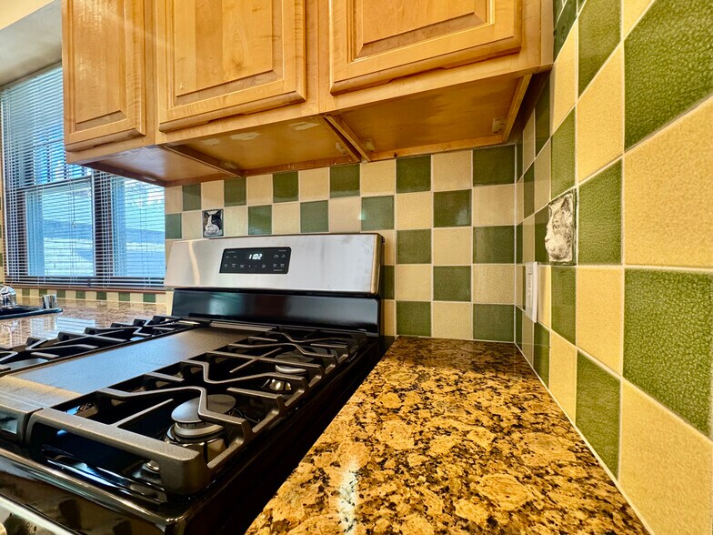 Building Photo - 2733 Russell St