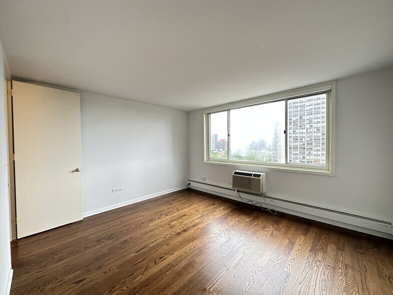 Building Photo - 1349 N Dearborn St