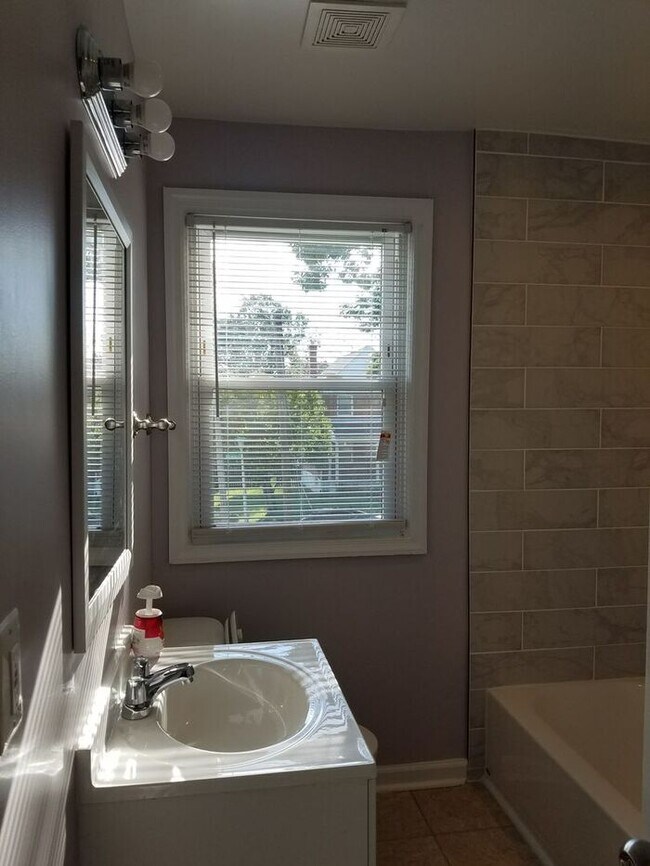 Building Photo - 3 Bedroom 2 Bathrooms in 21239