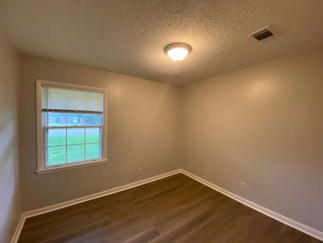 Building Photo - Pre-leasing for an October move in