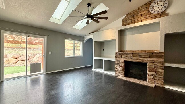 Building Photo - Move in ready home on Hollandale