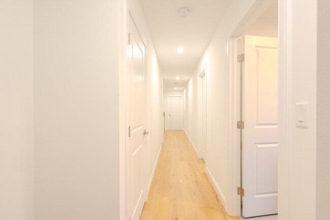 Building Photo - 18 Locust Hill Dr