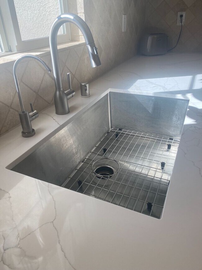 Building Photo - Spacious 4-Bedroom Townhome with Downstairs Bed/Bath in Creekside!