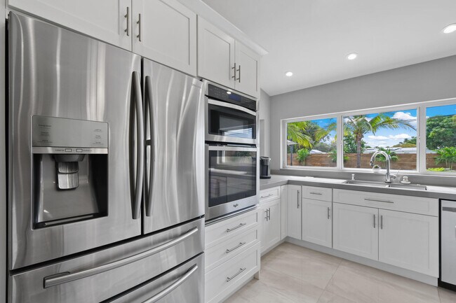 Building Photo - 7101 W Lake Dr