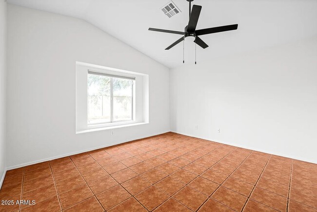 Building Photo - 1083 E Boston Ct