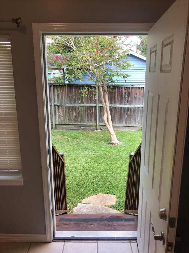 Building Photo - 914 E 25th St