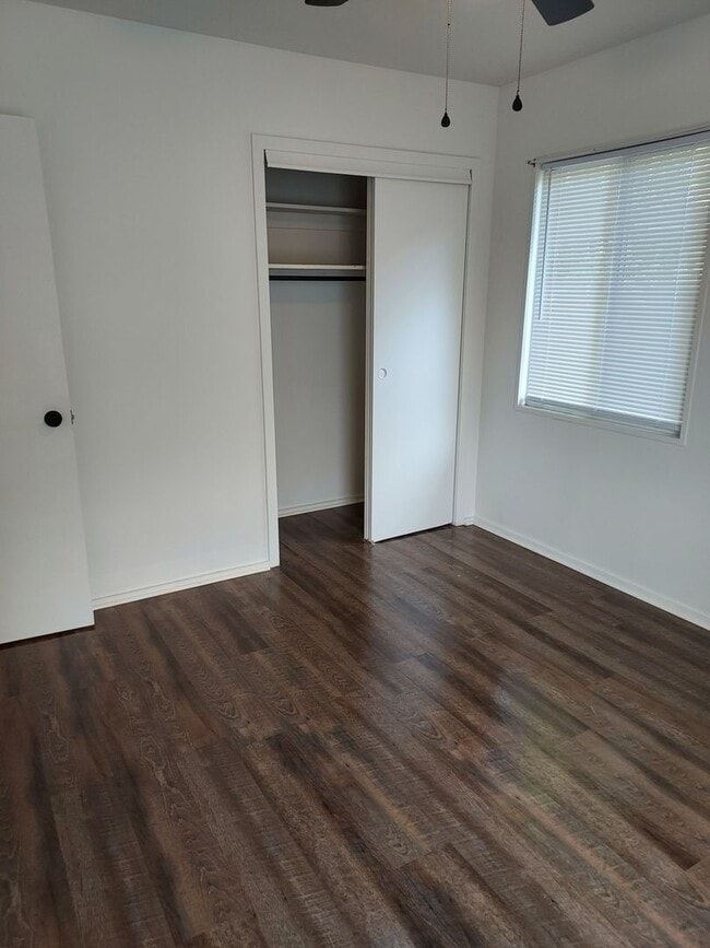 Building Photo - Newly remodeled 3/1 walking distance to re...