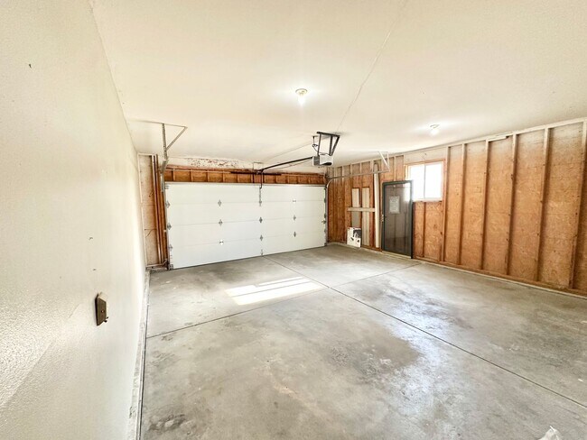 Building Photo - Charming Pewaukee Townhome with Modern Touches and Ample Space