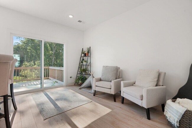 Building Photo - Stunning Like-New Townhome in Prime South Durham Location!