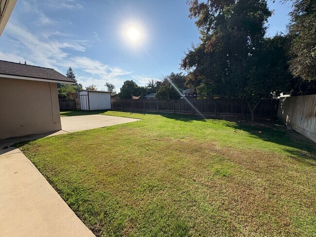 Building Photo - Spacious Home Available Now!