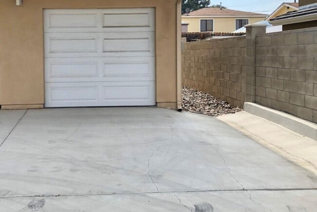 Building Photo - 2721-27 Nye St