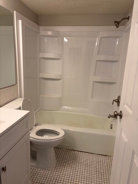 Building Photo - 1025 Smetana Rd