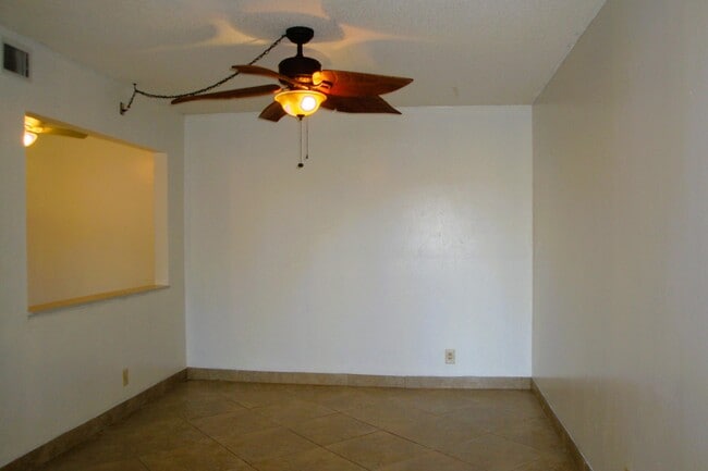 Building Photo - 723 Sunny Pine Way