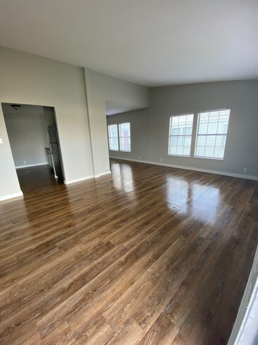 Primary Photo - 513 Silkwood Dr