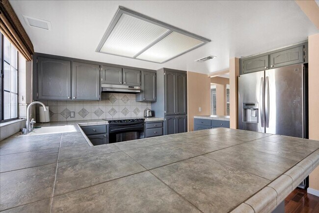 Building Photo - This home is loaded with upgrades and space in North Hanford.  Call today!