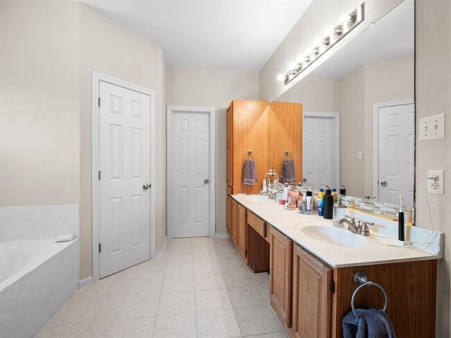 Building Photo - 11303 Nutwood Cove