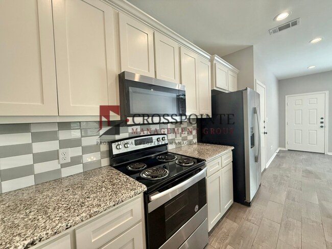 Building Photo - Tour Today! 2 Bedroom 2 Bath Duplex!