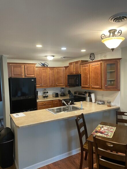 Kitchen - 39 Lakeshore Ln