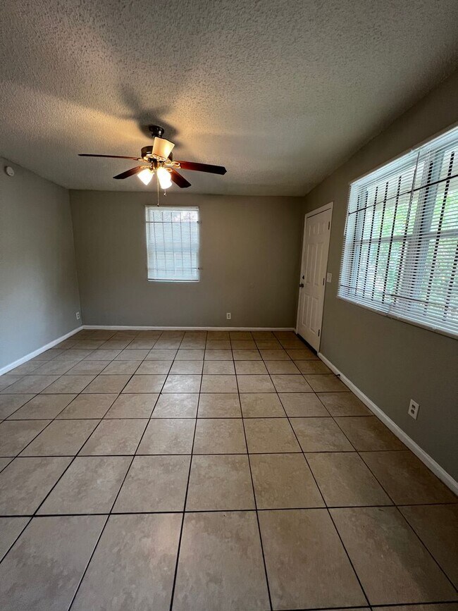 Building Photo - Spacious, updated 3/1 with bonus room and large utility room