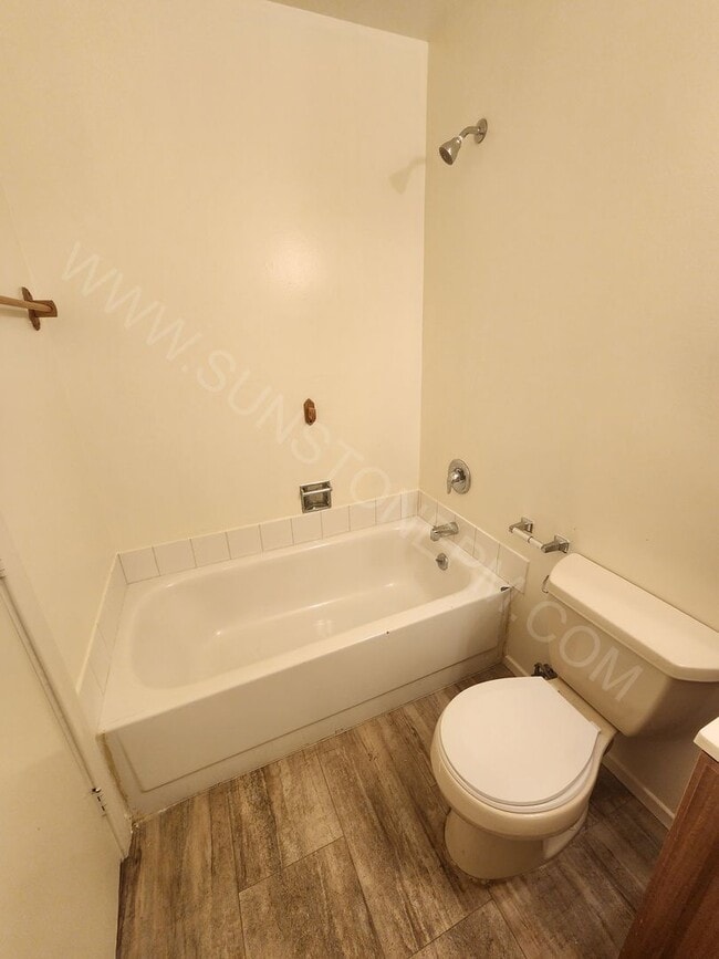 Building Photo - 3 bedroom, 2 bathroom