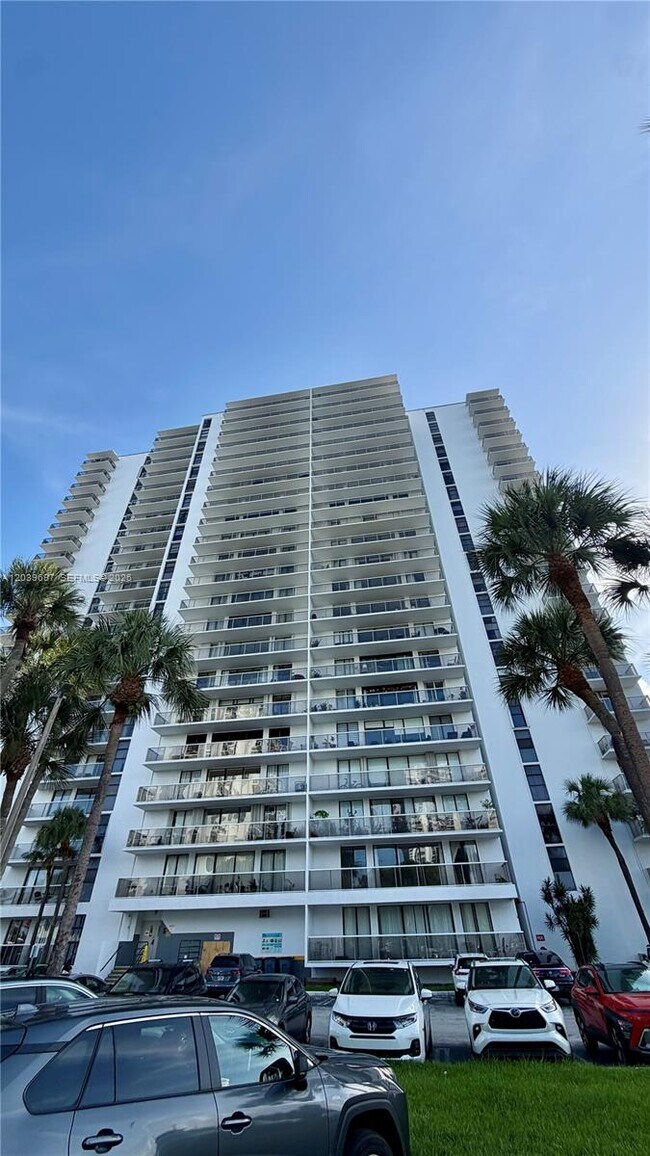 Building Photo - 3701 N Country Club Dr