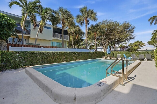 Building Photo - 842 SE 19th Ave