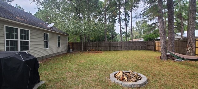 Building Photo - Three bedroom home in the city of Lakeland, GA