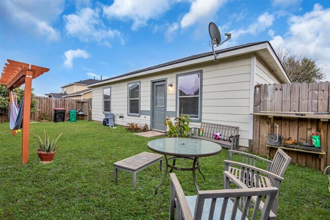 Building Photo - 9327 Delicado Dr