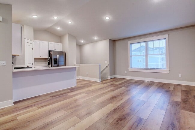 Building Photo - Three Bedroom Townhome