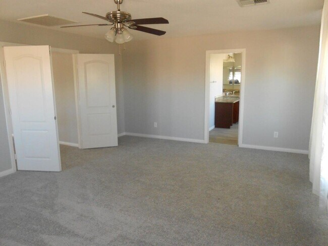 Building Photo - Beautiful Spacious Home in Mountains Edge